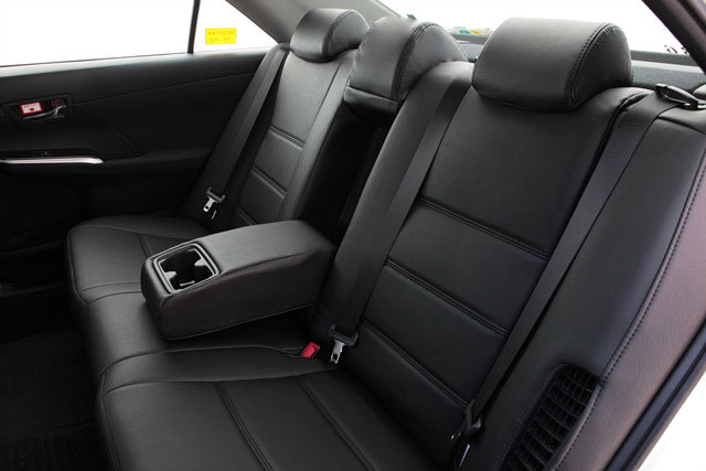 カムリ 50系ハイブリットの車にシートカバーのポイントのブラックを取付けたリヤシートの画像になります。シートカバーの取付実例,カムリ,546_2165_12.jpg