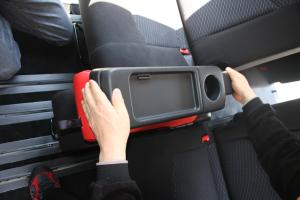 シートカバーの取り付け方法、番号:22、車名:セレナ、i318E_13.jpg、 