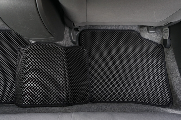 フロアマットの取付実例、番号:33、車名:プリウス、モデル:ダブルマット、色相:ダークグレー、10003_7.jpg、 