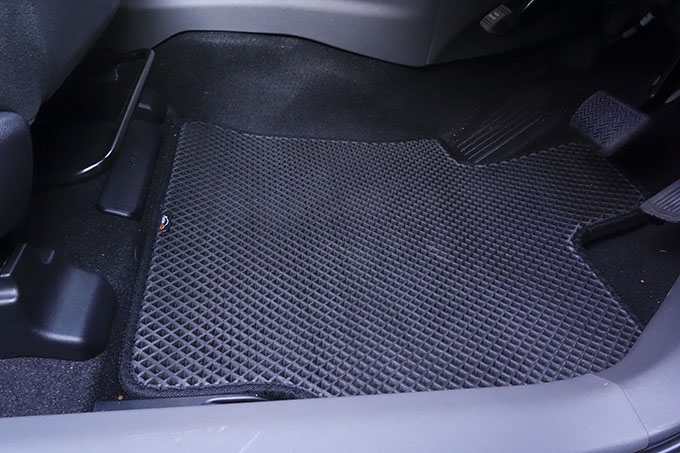 フロアマットの取付実例、番号:14、車名:プリウス α、モデル:ダブルマット、色相:ダークグレー、10004_1.jpg、 
