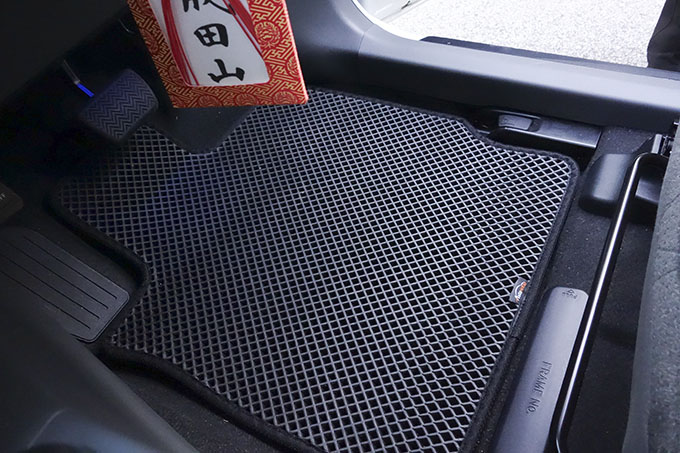 フロアマットの取付実例、番号:14、車名:プリウス α、モデル:ダブルマット、色相:ダークグレー、10004_2.jpg、 