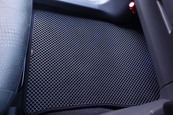 フロアマットの取付実例、番号:14、車名:プリウス α、モデル:ダブルマット、色相:ダークグレー、10004_5.jpg、 