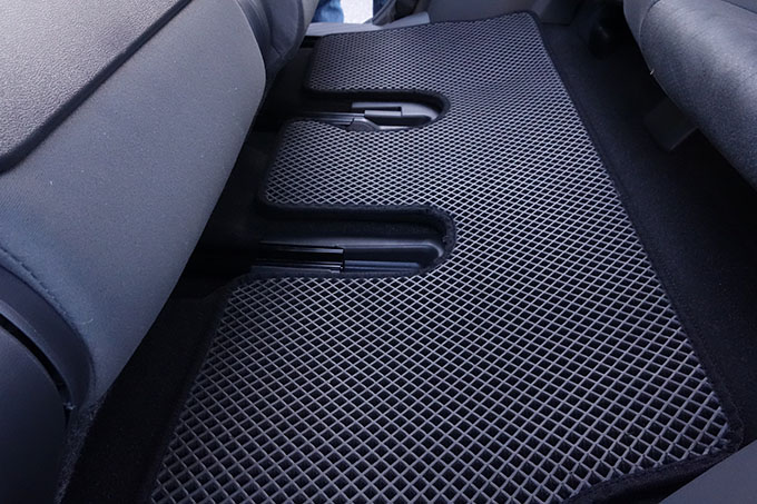 フロアマットの取付実例、番号:13、車名:プリウス α、モデル:ダブルマット、色相:ダークグレー、10005_10.jpg、 