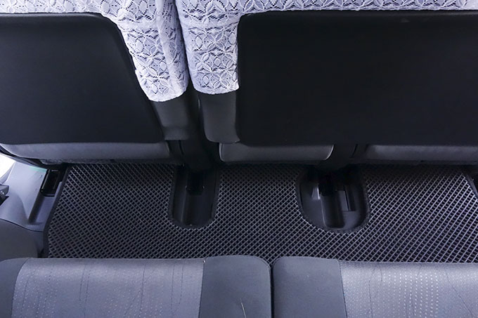 フロアマットの取付実例、番号:13、車名:プリウス α、モデル:ダブルマット、色相:ダークグレー、10005_11.jpg、 