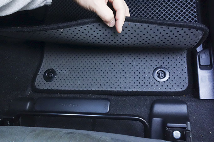 フロアマットの取付実例、番号:13、車名:プリウス α、モデル:ダブルマット、色相:ダークグレー、10005_3.jpg、 