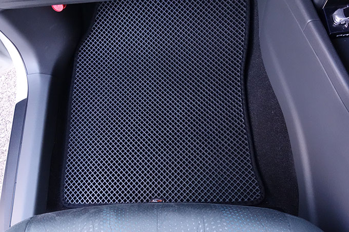フロアマットの取付実例、番号:13、車名:プリウス α、モデル:ダブルマット、色相:ダークグレー、10005_6.jpg、 