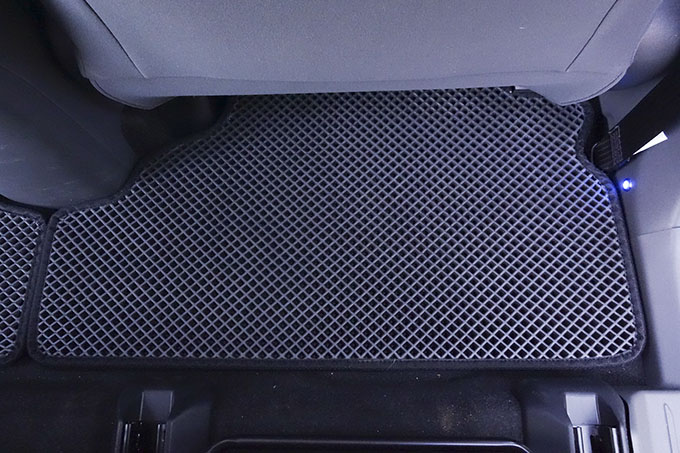 フロアマットの取付実例、番号:13、車名:プリウス α、モデル:ダブルマット、色相:ダークグレー、10005_8.jpg、 