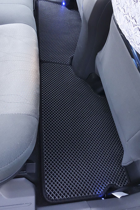 フロアマットの取付実例、番号:13、車名:プリウス α、モデル:ダブルマット、色相:ダークグレー、10005_9.jpg、 
