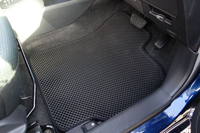 フロアマットの取付実例、番号:10、車名:ヴィッツ、モデル:ダブルマット、色相:ダークグレー、10041_1.jpg、 