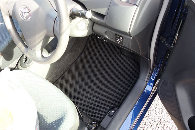 フロアマットの取付実例、番号:10、車名:ヴィッツ、モデル:ダブルマット、色相:ダークグレー、10041_2.jpg、 