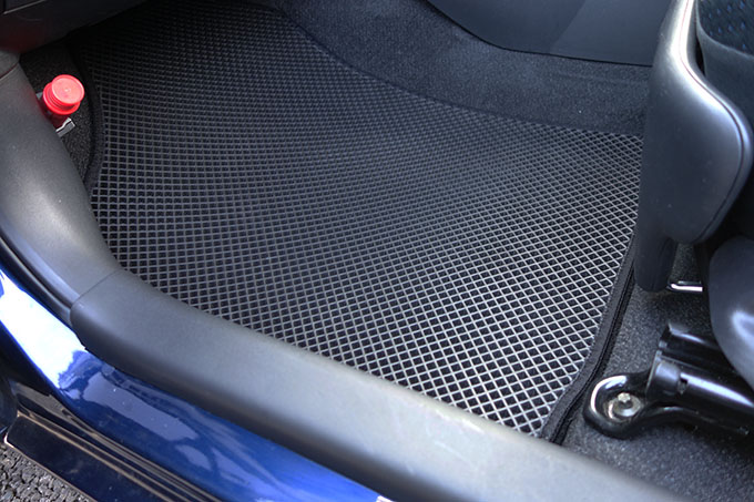 フロアマットの取付実例、番号:10、車名:ヴィッツ、モデル:ダブルマット、色相:ダークグレー、10041_4.jpg、 