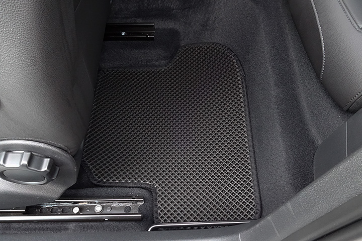 フロアマットの取付実例、番号:64、車名:ザ・ ビートル、モデル:ダブルマット、色相:ダークグレー、10053_5.jpg、 