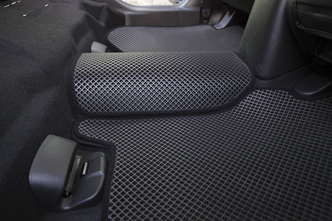 フロアマットの取付実例、番号:11、車名:フィット、モデル:ダブルマット、色相:ダークグレー、10063_12.jpg、 