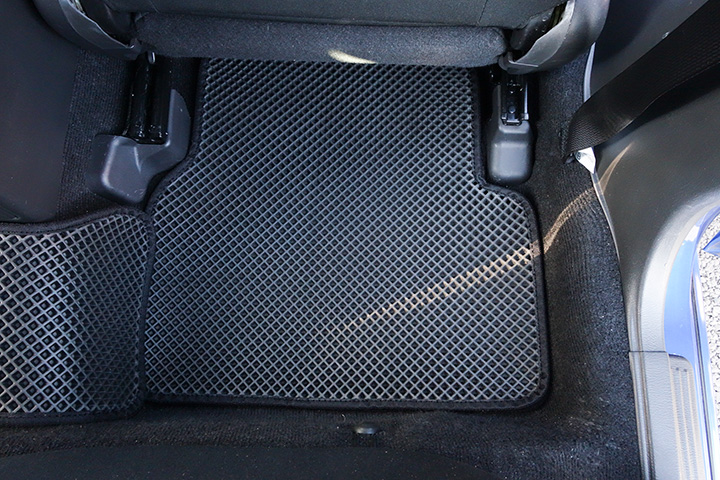 フロアマットの取付実例、番号:32、車名:インプレッサ、モデル:ダブルマット、色相:ダークグレー、10074_9.jpg、 