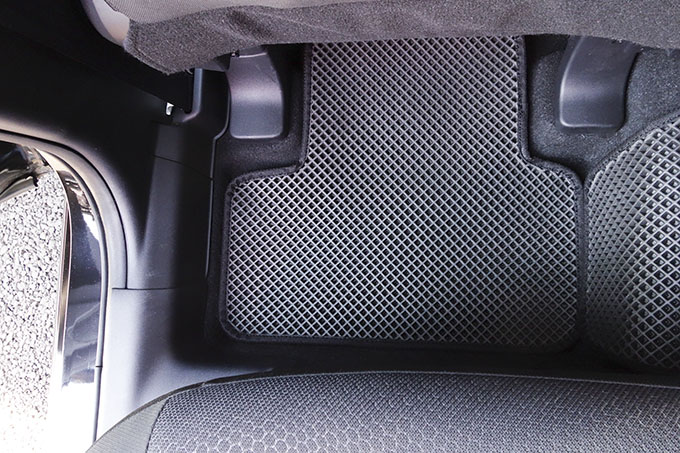 フロアマットの取付実例、番号:24、車名:RVR、モデル:ダブルマット、色相:ダークグレー、10081_7.jpg、 