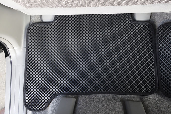 フロアマットの取付実例、番号:16、車名:ハイラックス　サーフ、モデル:ダブルマット、色相:ダークグレー、10083_7.jpg、 