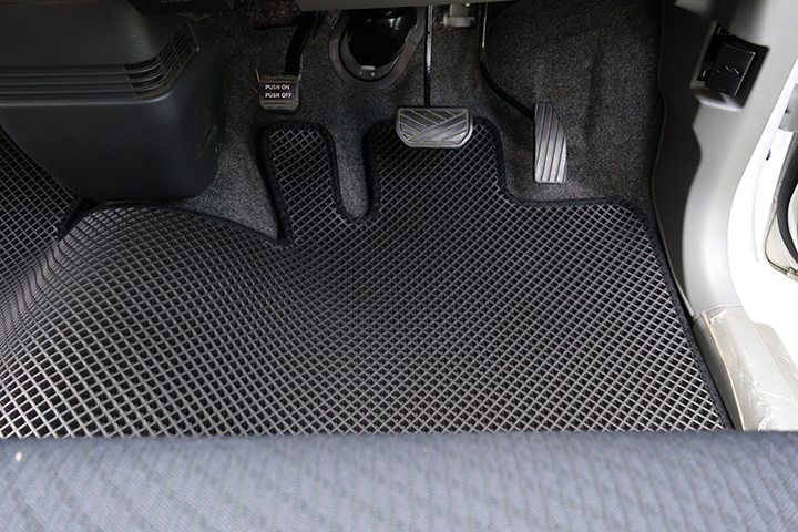 フロアマットの取付実例、番号:56、車名:ワゴンR、モデル:ダブルマット、色相:ダークグレー、10140_4.jpg、 