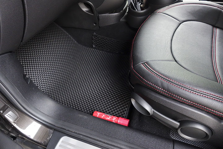 フロアマットの取付実例、番号:120、車名:ミニ クロスオーバー、モデル:ダブルマット、色相:ダークグレー、10194_3.jpg、 