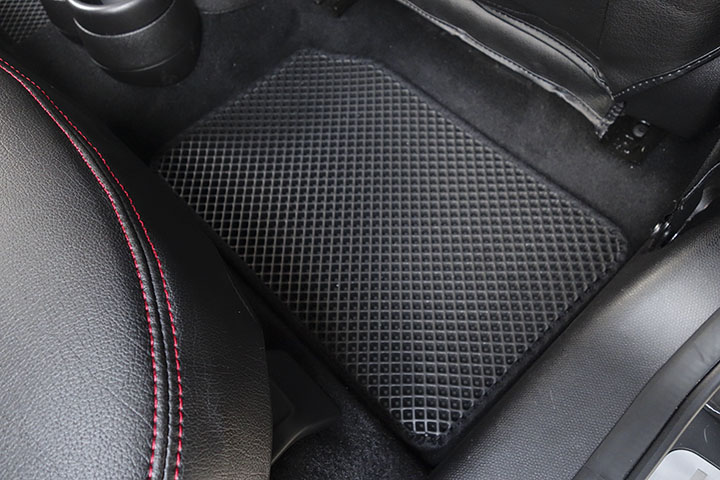 フロアマットの取付実例、番号:120、車名:ミニ クロスオーバー、モデル:ダブルマット、色相:ダークグレー、10194_5.jpg、 