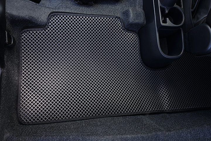 フロアマットの取付実例、番号:86、車名:ヴィッツ、モデル:ダブルマット、色相:ダークグレー、10211_6.jpg、 