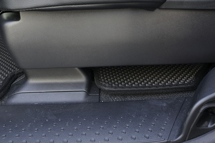 フロアマットの取付実例、番号:94、車名:シエンタ、モデル:ダブルマット、色相:ダークグレー、10220_12.jpg、 