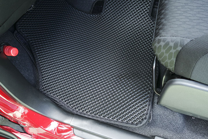 フロアマットの取付実例、番号:108、車名:ソリオ、モデル:ダブルマット、色相:ダークグレー、10224_3.jpg、 