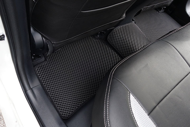 フロアマットの取付実例、番号:98、車名:プリウス 50系、モデル:ダブルマット、色相:ダークグレー、10228_12.jpg、 