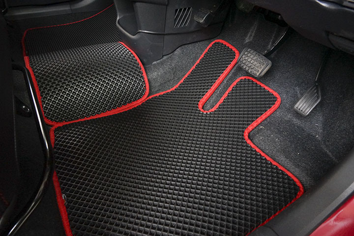 フロアマットの取付実例、番号:104、車名:パッソ、モデル:ダブルマット、色相:ダークグレー / 赤テープ、10240_1.jpg、 
