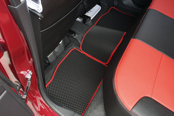 フロアマットの取付実例、番号:104、車名:パッソ、モデル:ダブルマット、色相:ダークグレー / 赤テープ、10240_3.jpg、 