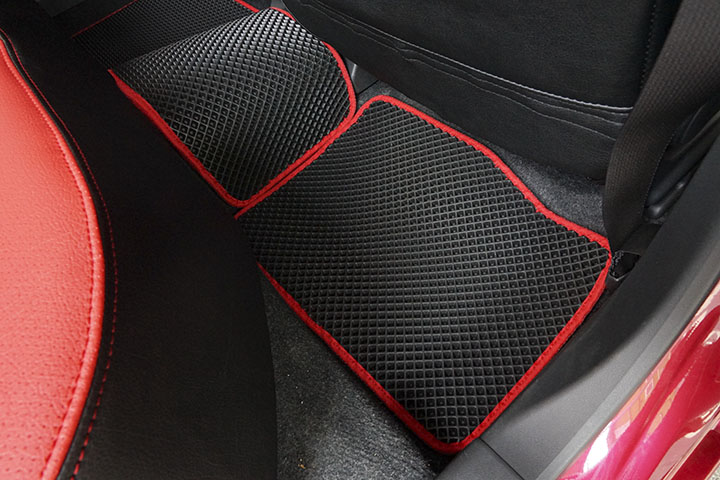 フロアマットの取付実例、番号:104、車名:パッソ、モデル:ダブルマット、色相:ダークグレー / 赤テープ、10240_5.jpg、 