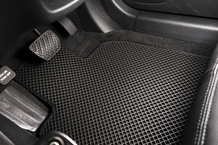 フロアマットの取付実例、番号:117、車名:ティアナ、モデル:ダブルマット、色相:ダークグレー、10246_01.jpg、 