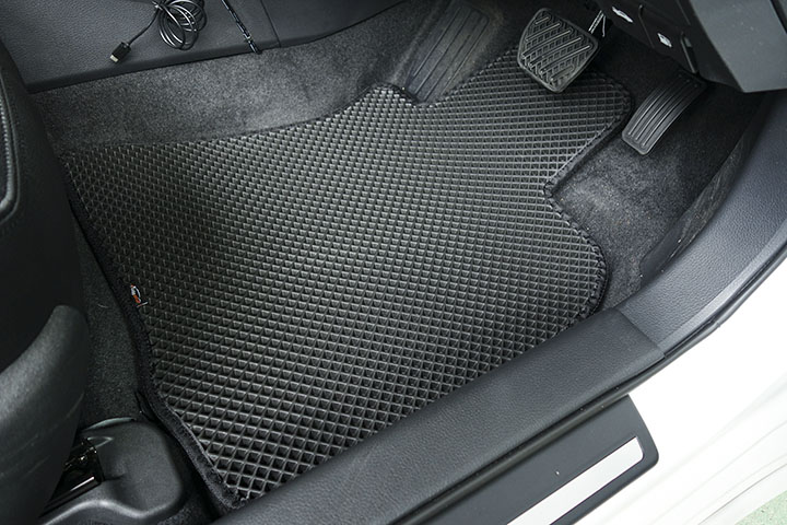 フロアマットの取付実例、番号:117、車名:ティアナ、モデル:ダブルマット、色相:ダークグレー、10246_03.jpg、 