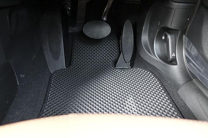 フロアマットの取付実例、番号:144、車名:ミニ 5ドア、モデル:ダブルマット、色相:ダークグレー、10298_1.jpg、  ミニ 5ドア F55のフロアマット 運転席 取付実例