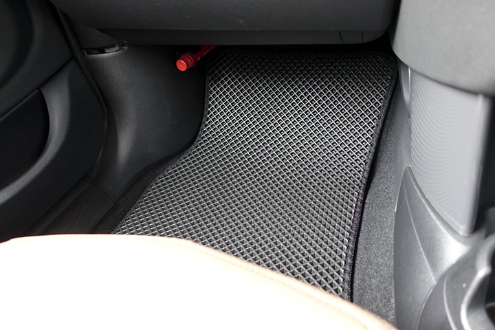 フロアマットの取付実例、番号:144、車名:ミニ 5ドア、モデル:ダブルマット、色相:ダークグレー、10298_3.jpg、  ミニ 5ドア F55のフロアマット助手席 取付実例
