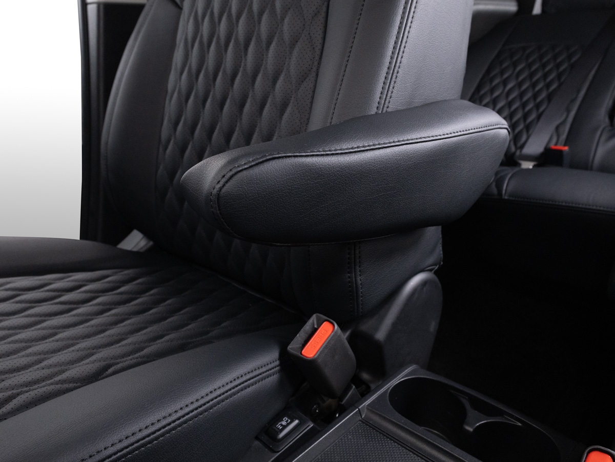 DELICA D:5のシートカバー 4 /images/prod/head/200_221/200_221_04.jpg